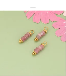 Primer plano de tres dijes espaciadores de piedra natural rosa para joyería artesanal DIY