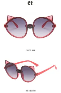Front- und Seitenansicht der rosa Glitzer-Kinder-Sonnenbrille mit Katzenohren