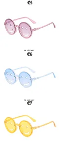 Vista detallada de gafas de sol para niños con lentes de diseño de cara sonriente en tres colores