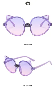Detailansicht der niedlichen lila Katzenohr-Sonnenbrille für Kinder mit Verlauf