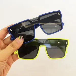 Occhiali da sole retrò quadrati per bambini in blu e verde neon con logo FENG dettaglio