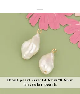 Dettaglio di ciondoli in perla barocca irregolare da 14,6 mm x 8,6 mm con anelli.