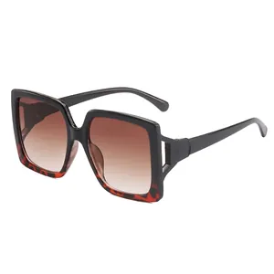 Gafas de sol cuadradas oversize con lentes degradadas marrones y patillas caladas