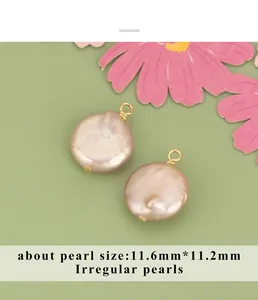 Macro di due ciondoli di perle barocche rosa con filo d'oro riempito a mano