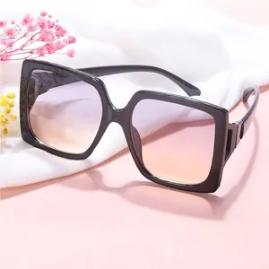 Elegantes gafas de sol cuadradas oversize con lentes degradadas y patillas caladas