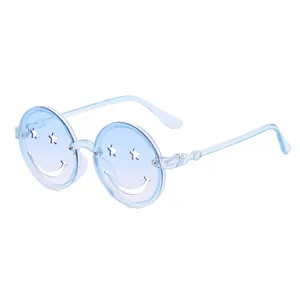 Gafas de sol infantiles azul claro con cara sonriente y recortes de estrellas