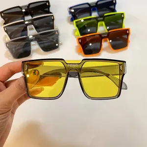 Primo piano di occhiali da sole retrò gialli per bambini con vari colori disponibili