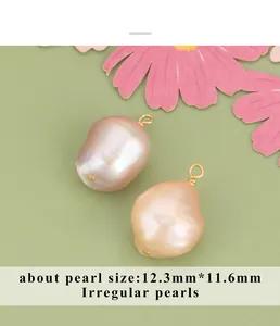 Dettaglio di pendenti in perle barocche irregolari con filo riempito d'oro 18 carati
