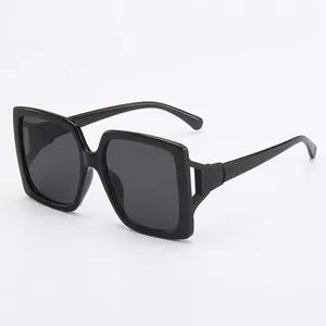 Gafas de sol negras cuadradas de gran tamaño con detalles únicos en las patillas