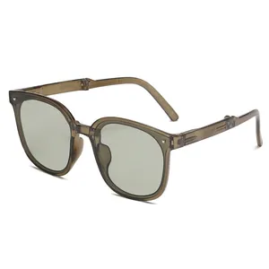 Occhiali da sole pieghevoli unisex con montatura oliva traslucida e lenti anti-UV