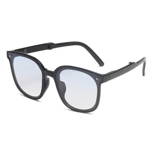 Occhiali da sole pieghevoli anti-UV con montatura nera e lenti sfumate blu chiaro