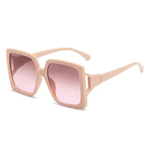 Gafas de sol cuadradas de moda con montura rosa y patillas caladas elegantes
