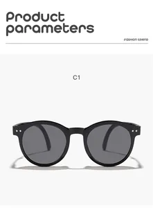 Detailansicht der faltbaren schwarzen runden Kinder-Sonnenbrille mit silbernen Nieten
