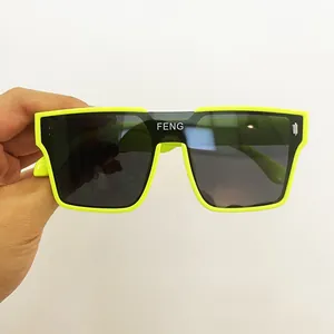 Primo piano di occhiali da sole retrò per bambini giallo neon con montura a pezzo unico