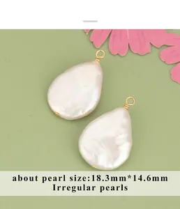 Dettaglio di pendenti in perle barocche naturali con avvolgimento in filo d'oro