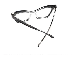 Detalle de la patilla y la bisagra de la montura de gafas de gato en negro y transparente.