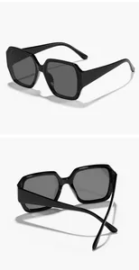 Vorder- und Rückansicht der übergroßen schwarzen quadratischen Sonnenbrille Detail