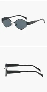 Vue détaillée des lunettes de soleil noires polygonales avec larges branches métalliques