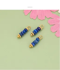Vista detallada de colgantes de piedra lapislázuli azul facetada para joyas DIY bohemias