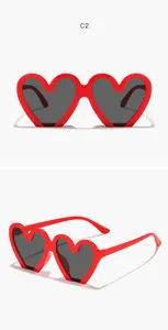 Gafas de sol rojas de corazón para niños, vistas frontal y lateral para la variante C2