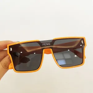 Primo piano dei nuovi occhiali da sole arancioni vintage per bambini con lenti quadrate