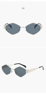 Vue détaillée des lunettes de soleil en métal polygone avec branches larges et verres foncés