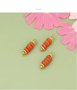 Vista detallada de colgantes de piedra natural naranja con aros dorados para joyería DIY
