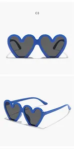 Vista detallada de las gafas de sol azules con forma de corazón para niños