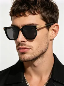 Nahaufnahme einer stilvollen schwarzen Sonnenbrille mit Goldbügeln für Herren, UV400 Schutz.