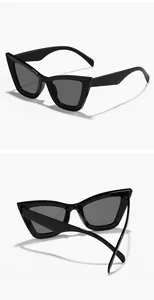 Vue détaillée des lunettes de soleil œil de chat noires de face et de dos.