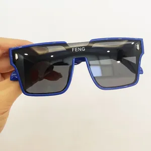 Dettaglio di occhiali da sole retrò per bambini con montatura blu e lenti nere