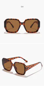 Detailaufnahme der Vorder- und Seitenansicht der quadratischen Sonnenbrille mit Leopardenmuster