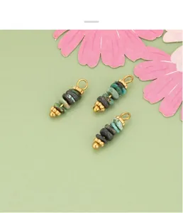 Detalle de colgantes espaciadores de piedra natural de estilo bohemio para joyas