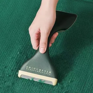 Quitapelusas manual de doble cara eliminando pelusas de una tela verde de punto