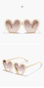 Vista detallada de gafas de sol con forma de corazón para niños en tono crema suave