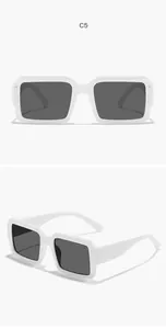 Vorder- und Seitenansicht der klobigen weißen rechteckigen Sonnenbrille mit dunklen Gläsern