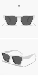 Vue détaillée de lunettes de soleil œil-de-chat blanches à verres foncés sous plusieurs angles