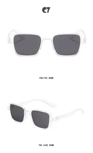 Lunettes de soleil carrées pour enfants avec monture transparente, vues de face et de côté.