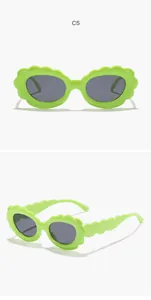 Occhiali da sole neon per bambini con bordi a nuvola e lenti ovali scure di moda