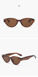 Retro cat-eye zonnebril met een bruin schildpadmontuur en beschermende bruine glazen