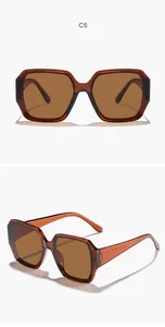Übergroße quadratische Sonnenbrille mit braunen Gläsern und starkem UV-Schutz.