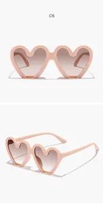 Vistas detalladas de gafas de sol rosas con forma de corazón para niños, frente y perfil