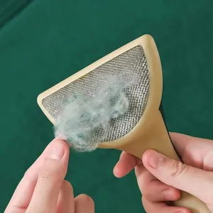 Primer plano de un quitapelusas manual portátil mostrando las pelusas de tela recogidas