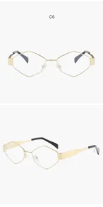 Vue détaillée de lunettes en métal polygonales dorées avec branches larges design