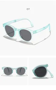 Detailansicht der minzgrünen, faltbaren Kinder-Rundsonnenbrille mit grauen Gläsern
