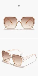 Detaillierte Front- und Seitenansicht der übergroßen quadratischen Sonnenbrille