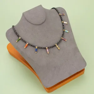 Exquisito collar bohemio de cuentas negras con dijes de perlas y piedras naturales de colores