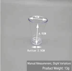 Vue détaillée d'un verre doseur transparent de 6,5 cm de haut et 4 cm de diamètre.