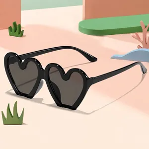 Lindas gafas de sol negras con forma de corazón para fiestas de cumpleaños infantiles