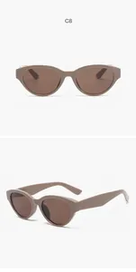 Vooraanzicht en zijaanzicht van retro cat eye zonnebril met beige montuur en bruine glazen